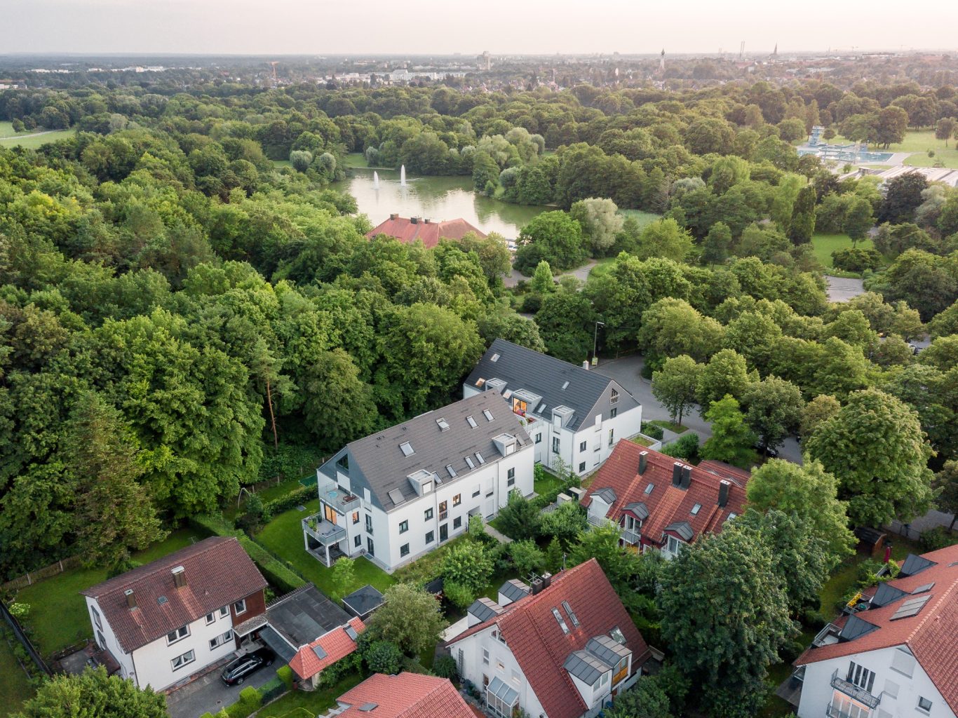 München - Berg am Laim Luftaufnahme einer Wohngegend mit grünen Wäldern und mehreren Gebäuden.