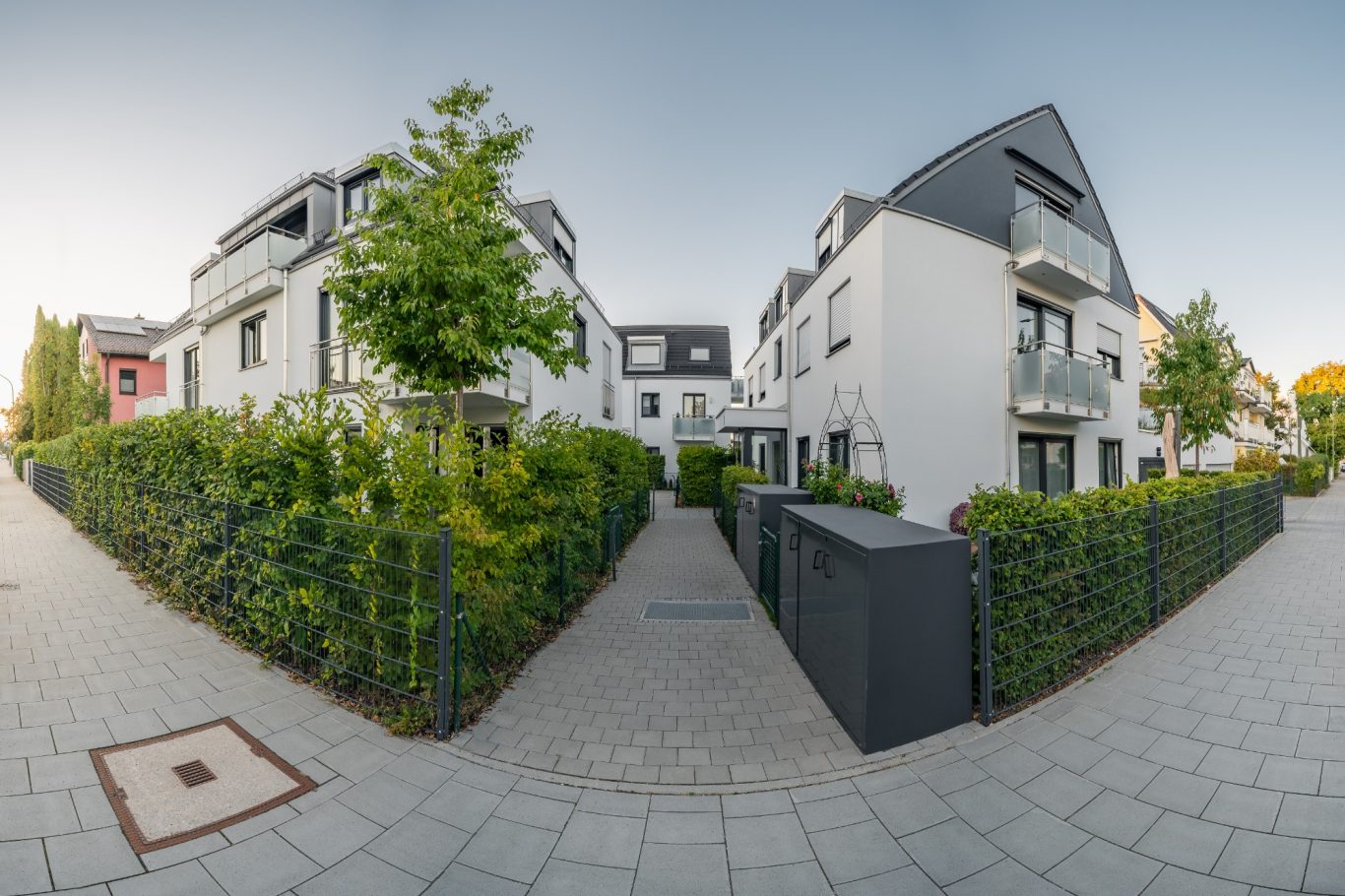 München - Allach Moderne Wohnanlage mit Gärten und Gehwegen in einer ruhigen Umgebung.