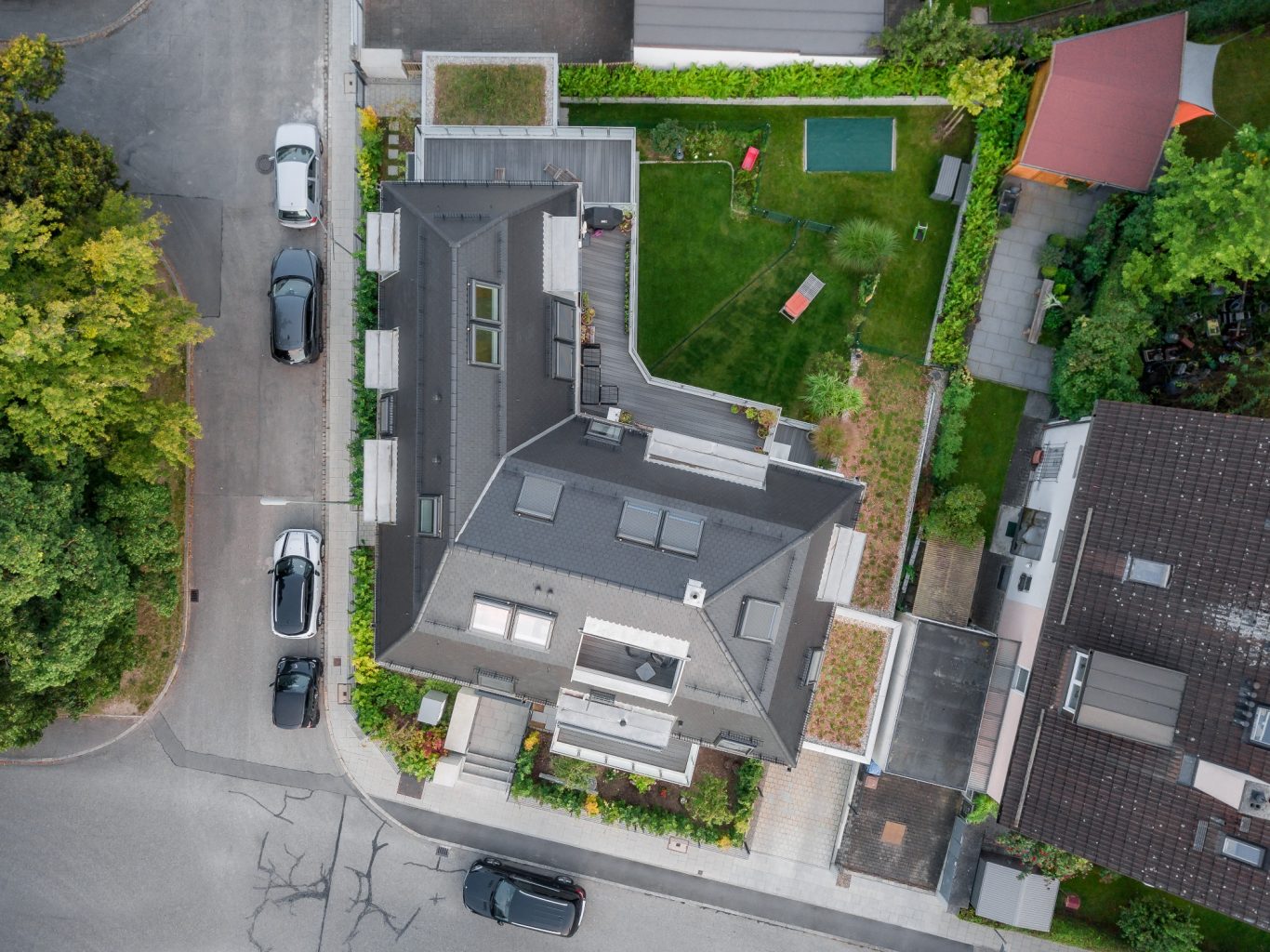 München - Großhadern Luftaufnahme eines modernen Hauses mit Garten und umliegenden Straßen.