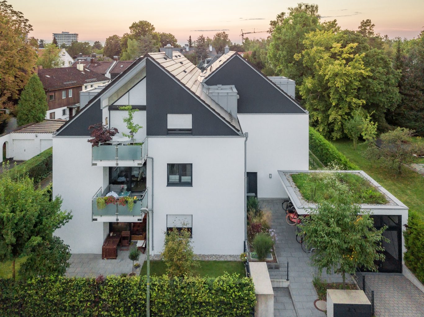 München - Solln Moderner Wohnhauskomplex mit begrünten Balkonen und umliegendem Garten.