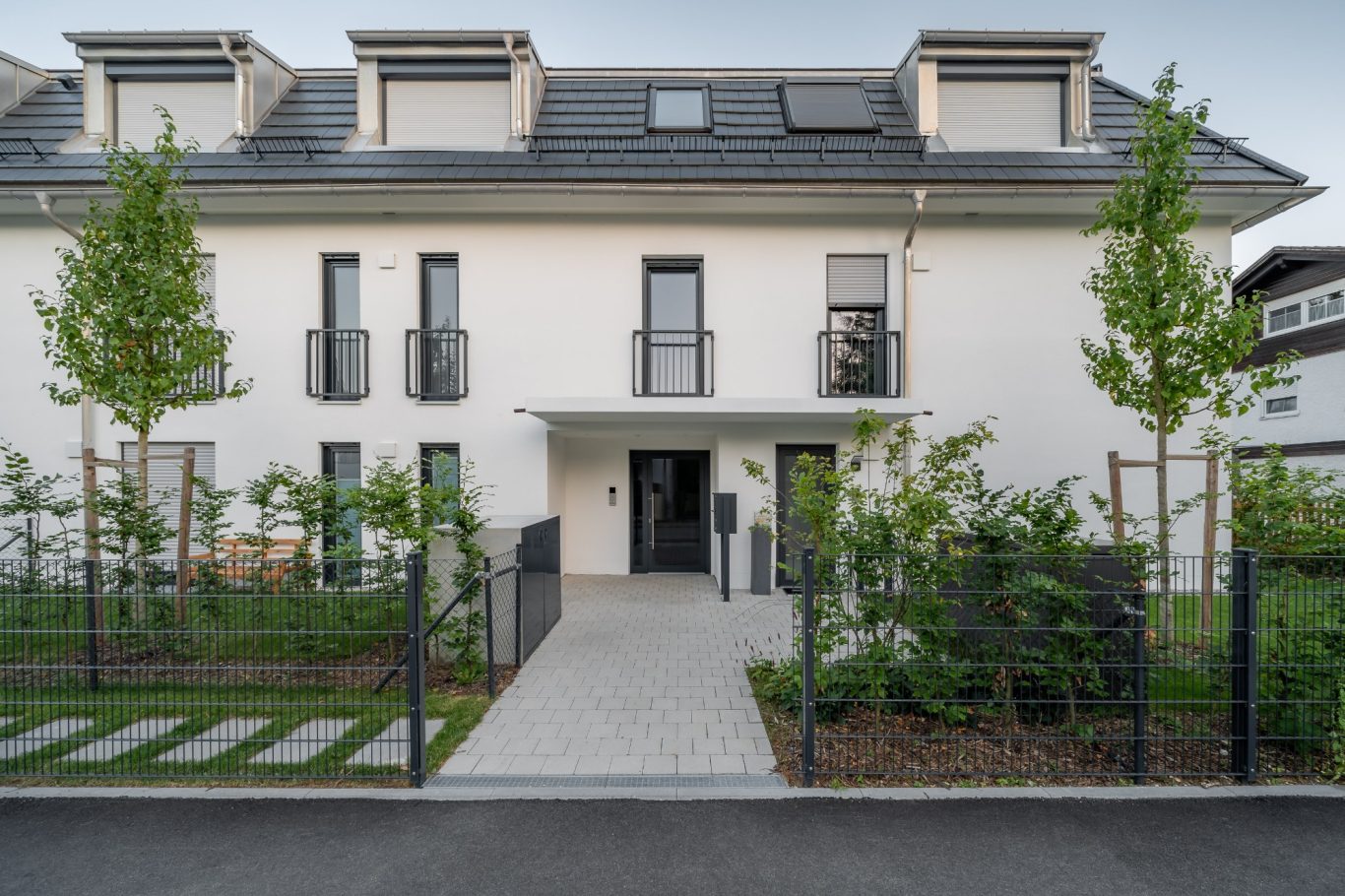 München - Trudering Moderne Wohnhäuser mit Begrünung und Eingangsbereich.