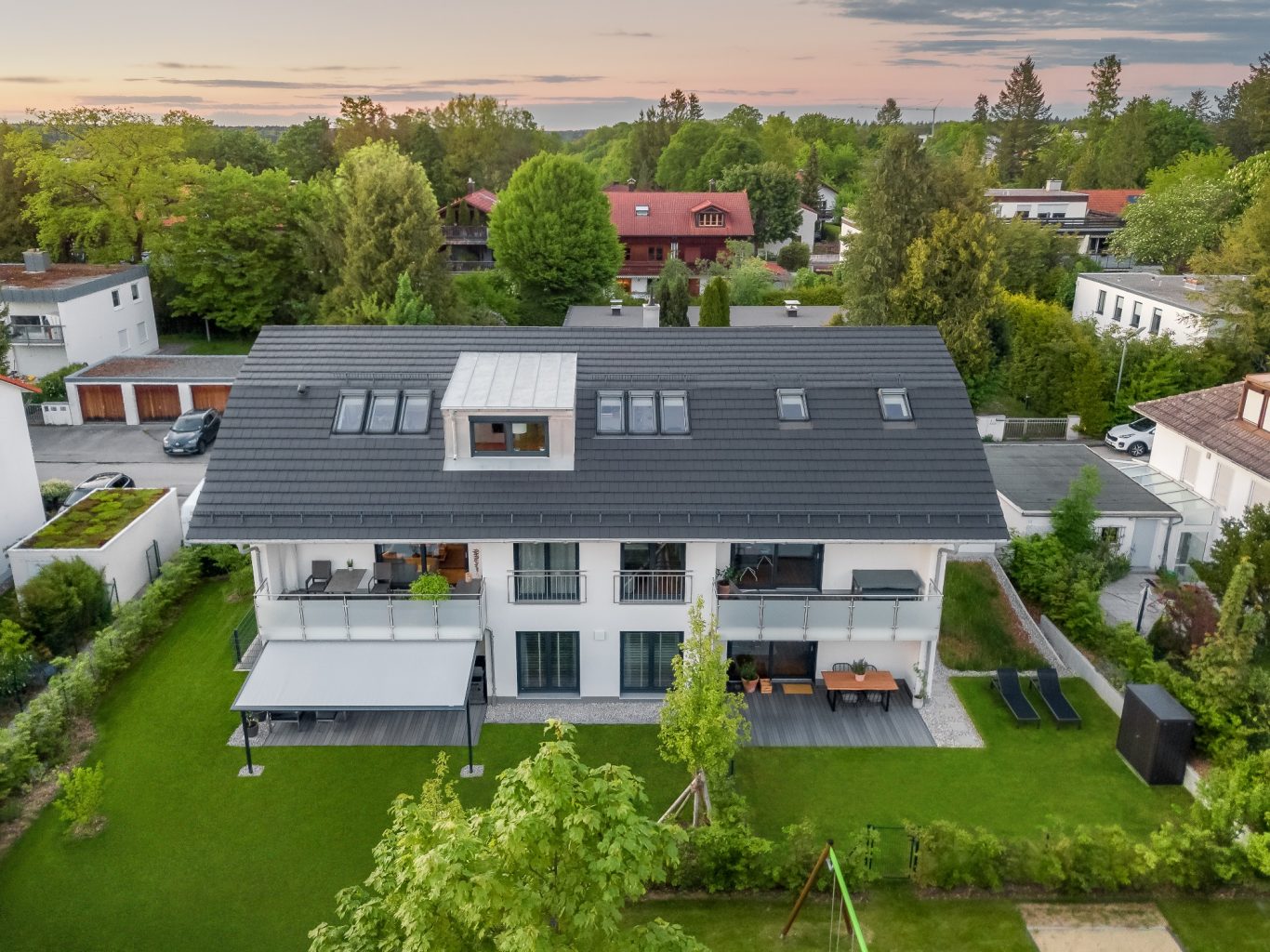 Gauting Modernes Haus mit Garten und Terrasse in einer ruhigen Wohngegend.