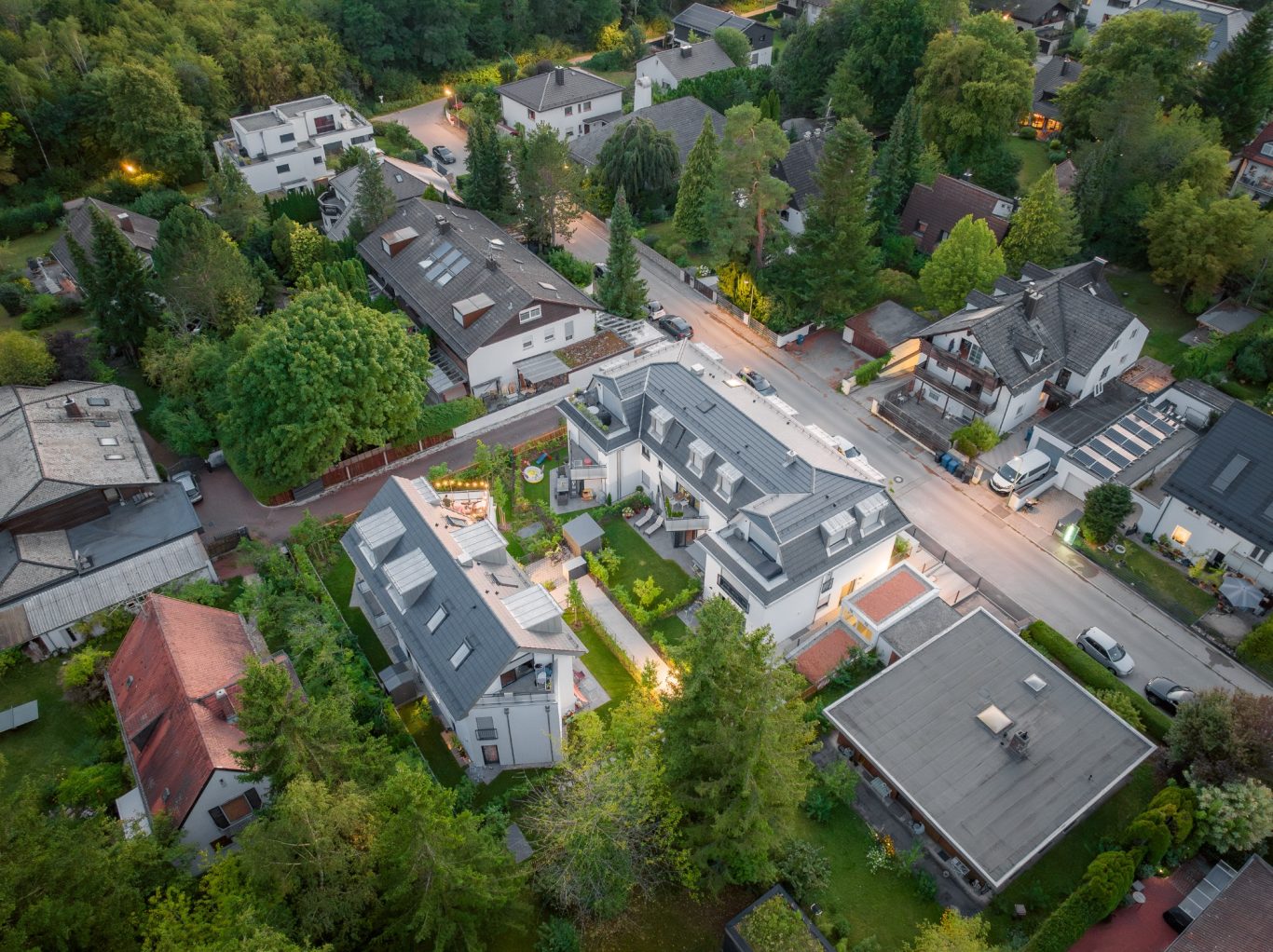 München - Trudering Luftaufnahme einer Wohngegend mit grünen Bäumen und Reihenhäusern.